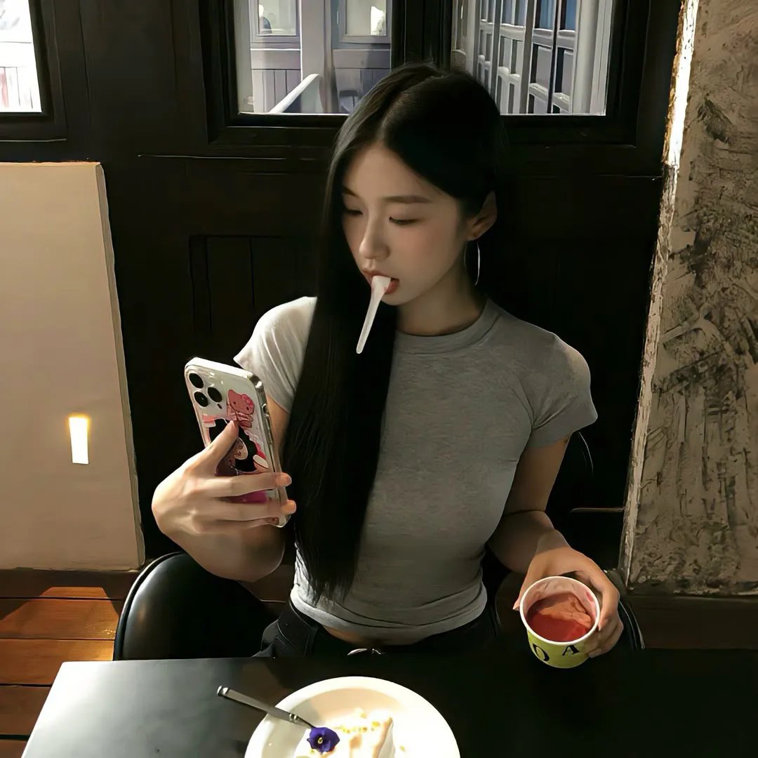 母亲角色海报：一位长期陪伴成年儿子备考的母亲形象，眼神中既有照顾又有某种保留